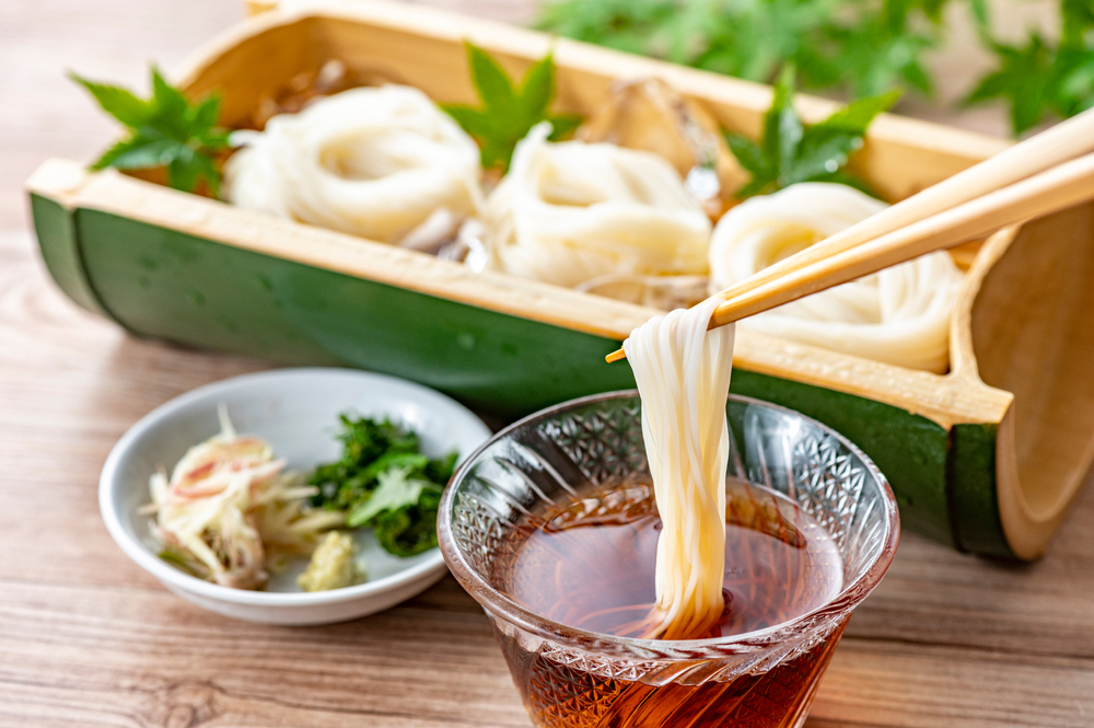 קערת סומן קרה יפנית עם אטריות דקות ורוטב צ’ירצו