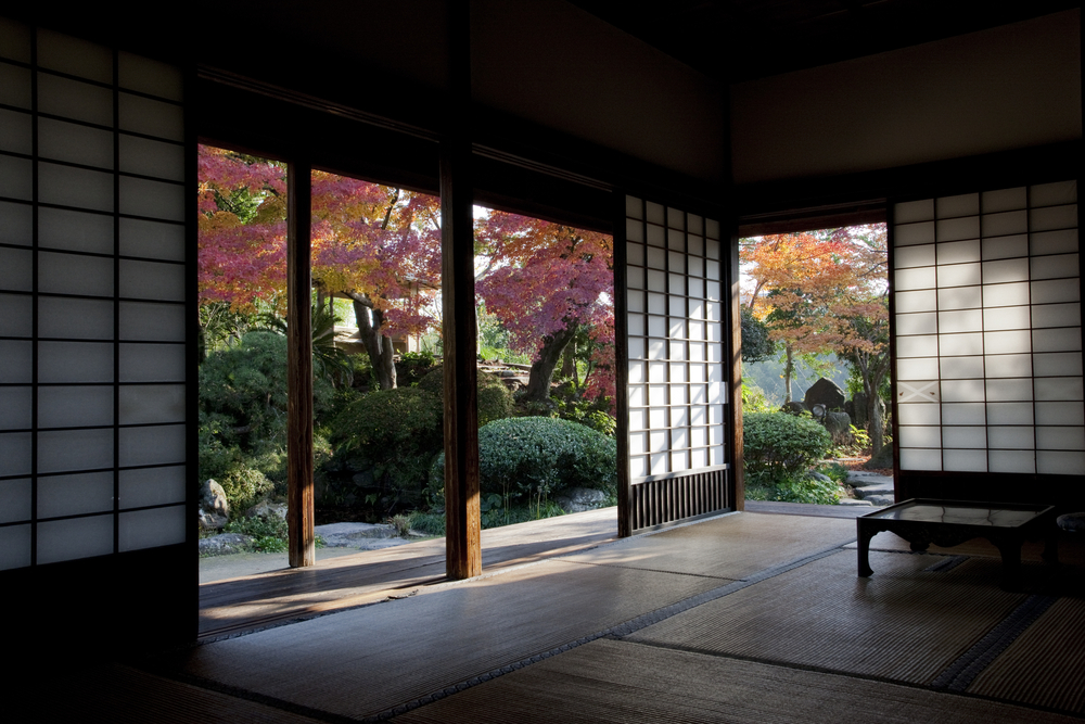 בית יפני עתיק מעץ עם מבנה מסורתי וטכניקות בנייה עתיקות